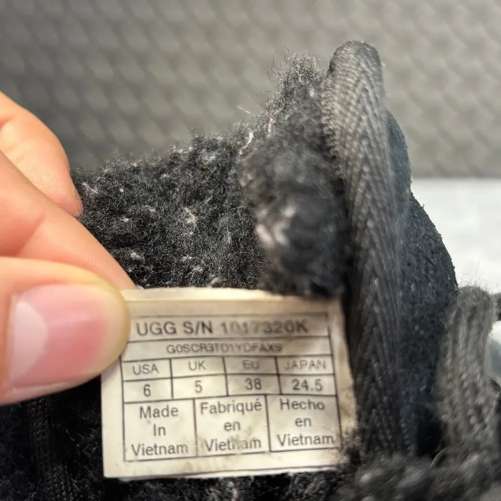 UGG Neumel II Unisex Kid Chukka Boot, Size 6 -‎ Black (1017320K)